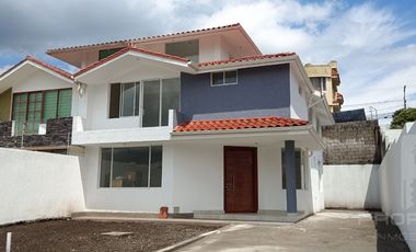 Casa por estrenar en venta dentro de urbanización. DOMOTIZADA viene con cámaras de seguridad, cerca eléctrica, puerta eléctrica de garage, citófono in
