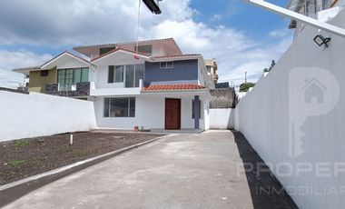 Casa por estrenar en venta dentro de urbanización. DOMOTIZADA viene con cámaras de seguridad, cerca eléctrica, puerta eléctrica de garage, citófono in
