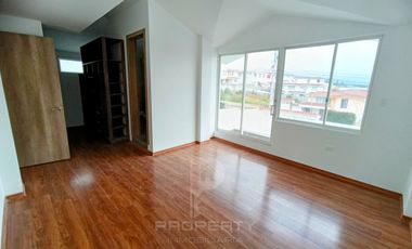 Casa por estrenar en venta dentro de urbanización. DOMOTIZADA viene con cámaras de seguridad, cerca eléctrica, puerta eléctrica de garage, citófono in