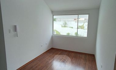Casa por estrenar en venta dentro de urbanización. DOMOTIZADA viene con cámaras de seguridad, cerca eléctrica, puerta eléctrica de garage, citófono in