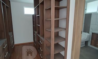 Casa por estrenar en venta dentro de urbanización. DOMOTIZADA viene con cámaras de seguridad, cerca eléctrica, puerta eléctrica de garage, citófono in