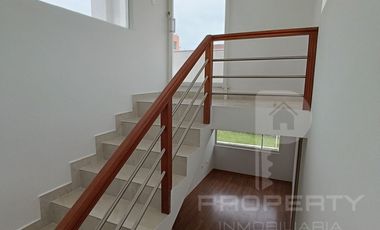 Casa por estrenar en venta dentro de urbanización. DOMOTIZADA viene con cámaras de seguridad, cerca eléctrica, puerta eléctrica de garage, citófono in