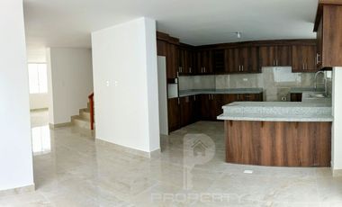 Casa por estrenar en venta dentro de urbanización. DOMOTIZADA viene con cámaras de seguridad, cerca eléctrica, puerta eléctrica de garage, citófono in