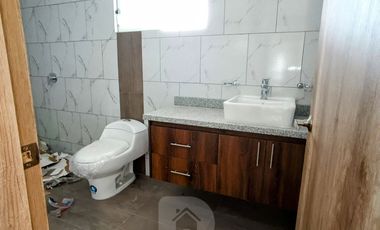 Casa por estrenar en venta dentro de urbanización. DOMOTIZADA viene con cámaras de seguridad, cerca eléctrica, puerta eléctrica de garage, citófono in