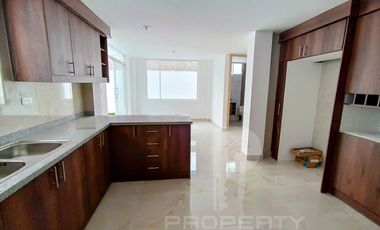 Casa por estrenar en venta dentro de urbanización. DOMOTIZADA viene con cámaras de seguridad, cerca eléctrica, puerta eléctrica de garage, citófono in