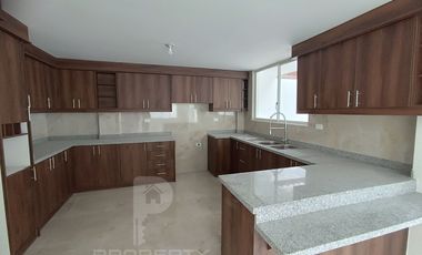 Casa por estrenar en venta dentro de urbanización. DOMOTIZADA viene con cámaras de seguridad, cerca eléctrica, puerta eléctrica de garage, citófono in