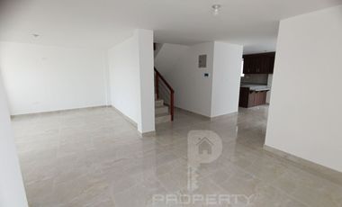 Casa por estrenar en venta dentro de urbanización. DOMOTIZADA viene con cámaras de seguridad, cerca eléctrica, puerta eléctrica de garage, citófono in