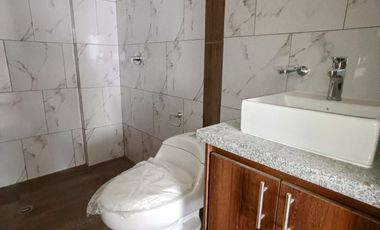 Casa por estrenar en venta dentro de urbanización. DOMOTIZADA viene con cámaras de seguridad, cerca eléctrica, puerta eléctrica de garage, citófono in