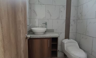 Casa por estrenar en venta dentro de urbanización. DOMOTIZADA viene con cámaras de seguridad, cerca eléctrica, puerta eléctrica de garage, citófono in