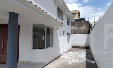 Casa por estrenar en venta dentro de urbanización. DOMOTIZADA viene con cámaras de seguridad, cerca eléctrica, puerta eléctrica de garage, citófono in