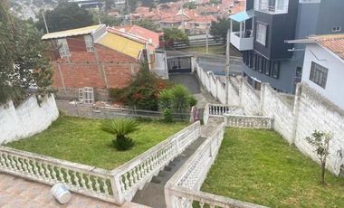 Villa en venta Condominio Privado, con amplias áreas vedes, sector Hospirío Cuenca