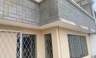 Villa en venta Condominio Privado, con amplias áreas vedes, sector Hospirío Cuenca