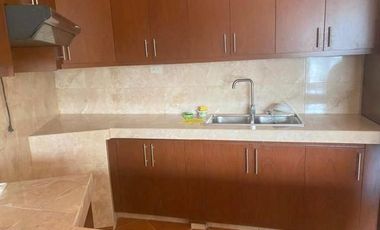 Villa en venta Condominio Privado, con amplias áreas vedes, sector Hospirío Cuenca