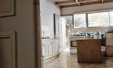 Barrio Italia. Vendo amplia casa apta para oficina, comercio, hotel, vivienda. Tiene 3 amplias salas reuniones, más 8 privados. Tranquila calle, pleno
