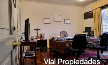 Barrio Italia. Vendo amplia casa apta para oficina, comercio, hotel, vivienda. Tiene 3 amplias salas reuniones, más 8 privados. Tranquila calle, pleno