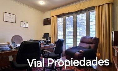 Barrio Italia. Vendo amplia casa apta para oficina, comercio, hotel, vivienda. Tiene 3 amplias salas reuniones, más 8 privados. Tranquila calle, pleno