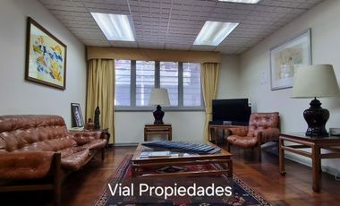 Barrio Italia. Vendo amplia casa apta para oficina, comercio, hotel, vivienda. Tiene 3 amplias salas reuniones, más 8 privados. Tranquila calle, pleno