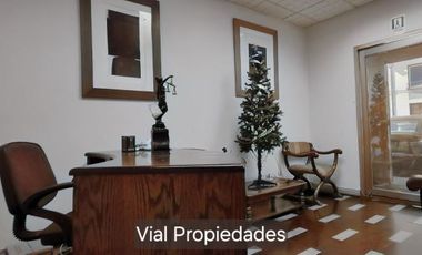 Barrio Italia. Vendo amplia casa apta para oficina, comercio, hotel, vivienda. Tiene 3 amplias salas reuniones, más 8 privados. Tranquila calle, pleno