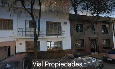 Barrio Italia. Vendo amplia casa apta para oficina, comercio, hotel, vivienda. Tiene 3 amplias salas reuniones, más 8 privados. Tranquila calle, pleno