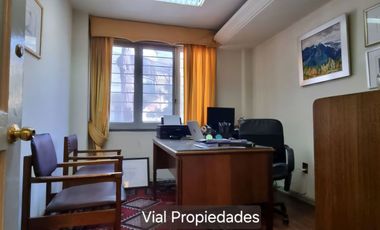 Barrio Italia. Vendo amplia casa apta para oficina, comercio, hotel, vivienda. Tiene 3 amplias salas reuniones, más 8 privados. Tranquila calle, pleno