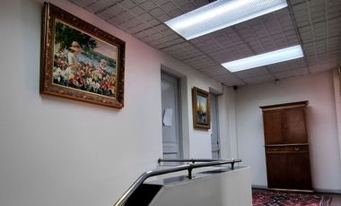 Barrio Italia. Vendo amplia casa apta para oficina, comercio, hotel, vivienda. Tiene 3 amplias salas reuniones, más 8 privados. Tranquila calle, pleno