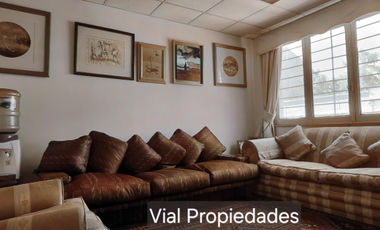 Barrio Italia. Vendo amplia casa apta para oficina, comercio, hotel, vivienda. Tiene 3 amplias salas reuniones, más 8 privados. Tranquila calle, pleno