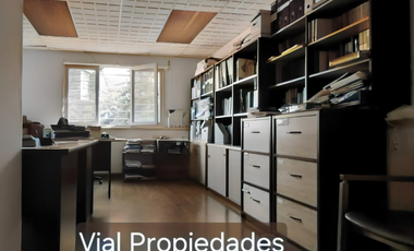 Barrio Italia. Vendo amplia casa apta para oficina, comercio, hotel, vivienda. Tiene 3 amplias salas reuniones, más 8 privados. Tranquila calle, pleno