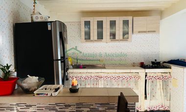 Vendemos casa de dos pisos con terraza cubierta