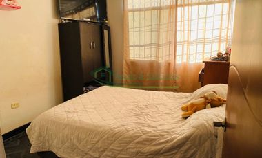 Vendemos casa de dos pisos con terraza cubierta