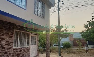 Vendemos casa de dos pisos con terraza cubierta