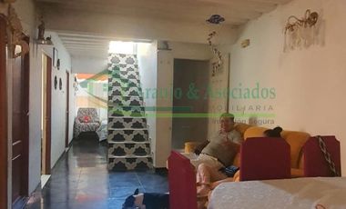 Vendemos casa de dos pisos con terraza cubierta