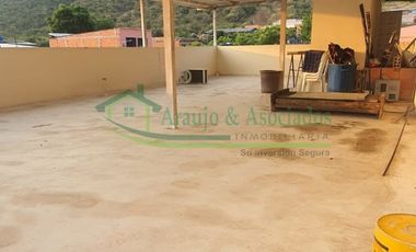 Vendemos casa de dos pisos con terraza cubierta