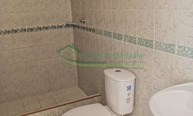 Vendemos casa de dos pisos con terraza cubierta