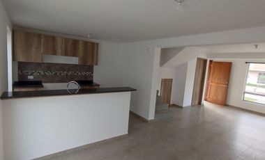 CASA DE ARRIENDO 3 HABITACIONES SECTOR POMASQUI. A POCOS METROS DEL SUPERMAXI