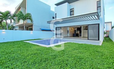 Casa en Venta en Cancun en Residencial Lagos del Sol con Alberca y Jardin