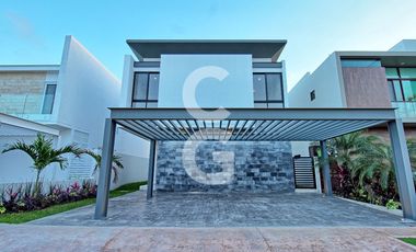 Casa en Venta en Cancun en Residencial Lagos del Sol con Alberca y Jardin