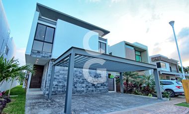 Casa en Venta en Cancun en Residencial Lagos del Sol con Alberca y Jardin
