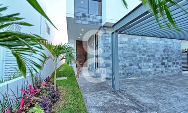 Casa en Venta en Cancun en Residencial Lagos del Sol con Alberca y Jardin