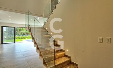 Casa en Venta en Cancun en Residencial Lagos del Sol con Alberca y Jardin
