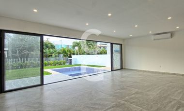 Casa en Venta en Cancun en Residencial Lagos del Sol con Alberca y Jardin