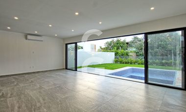 Casa en Venta en Cancun en Residencial Lagos del Sol con Alberca y Jardin