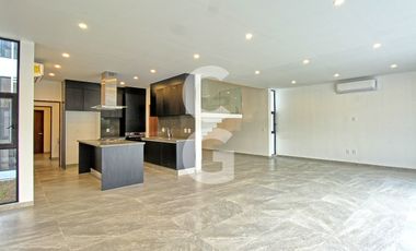 Casa en Venta en Cancun en Residencial Lagos del Sol con Alberca y Jardin