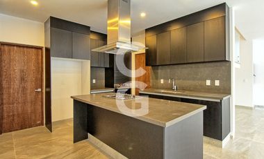 Casa en Venta en Cancun en Residencial Lagos del Sol con Alberca y Jardin