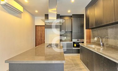 Casa en Venta en Cancun en Residencial Lagos del Sol con Alberca y Jardin