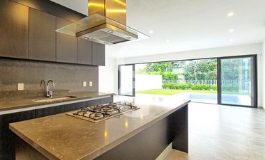 Casa en Venta en Cancun en Residencial Lagos del Sol con Alberca y Jardin