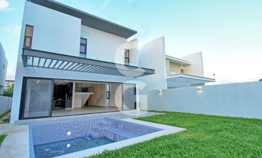 Casa en Venta en Cancun en Residencial Lagos del Sol con Alberca y Jardin