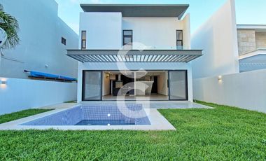 Casa en Venta en Cancun en Residencial Lagos del Sol con Alberca y Jardin