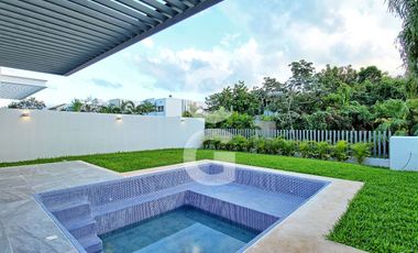 Casa en Venta en Cancun en Residencial Lagos del Sol con Alberca y Jardin