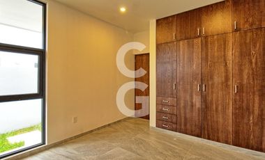 Casa en Venta en Cancun en Residencial Lagos del Sol con Alberca y Jardin
