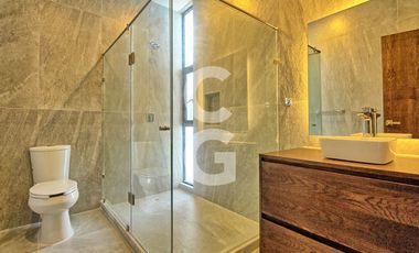 Casa en Venta en Cancun en Residencial Lagos del Sol con Alberca y Jardin